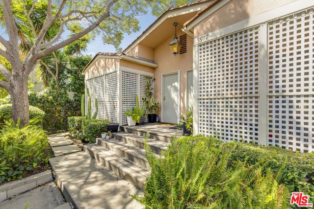 5913 Willoughby Avenue, Los Angeles, CA 90038