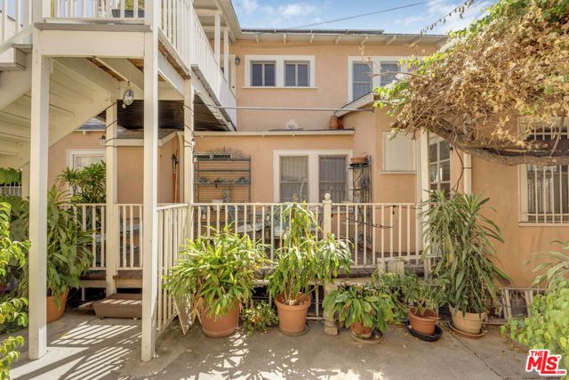 5913 Willoughby Avenue, Los Angeles, CA 90038