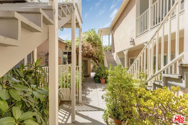 5913 Willoughby Avenue, Los Angeles, CA 90038