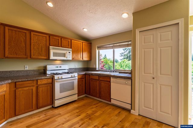 2190 NW Cluster Oak Av, Albany, OR 97321