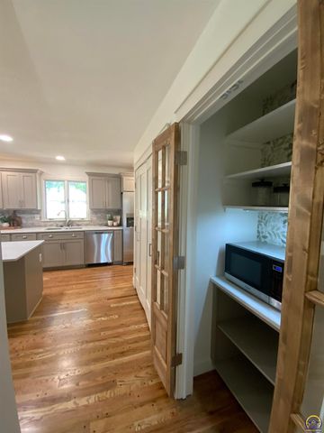 1956 SW Navajo LN, Topeka, KS 66604