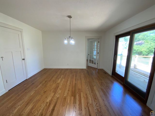 1956 SW Navajo LN, Topeka, KS 66604