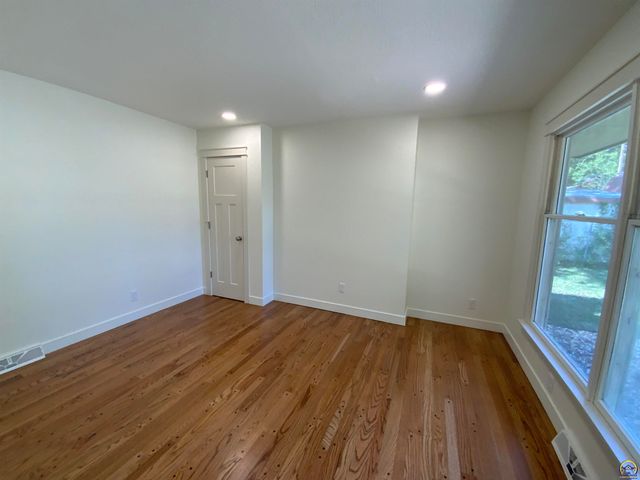 1956 SW Navajo LN, Topeka, KS 66604