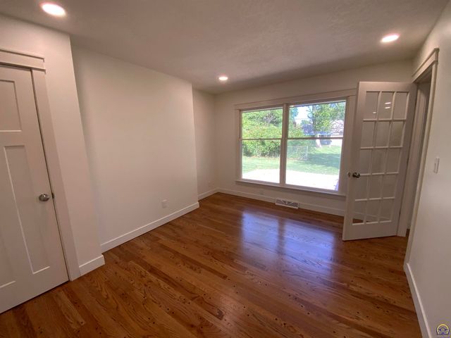 1956 SW Navajo LN, Topeka, KS 66604