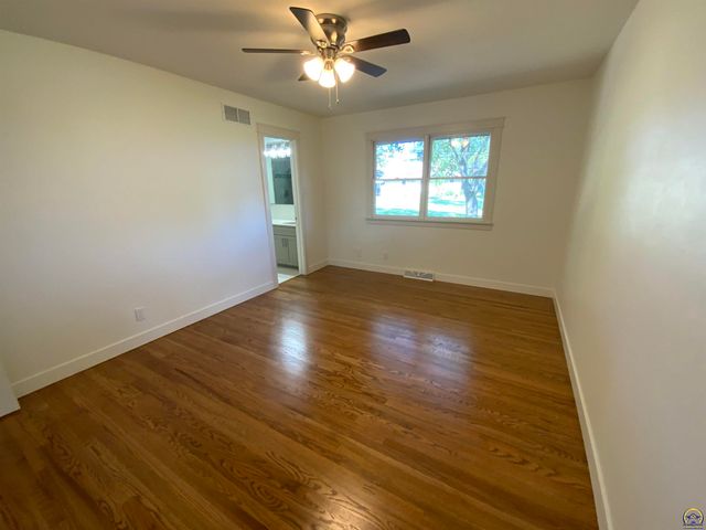 1956 SW Navajo LN, Topeka, KS 66604