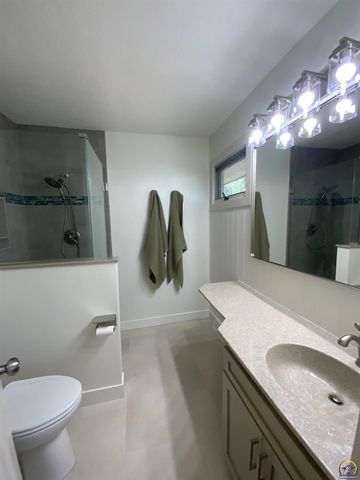 1956 SW Navajo LN, Topeka, KS 66604