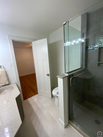 1956 SW Navajo LN, Topeka, KS 66604