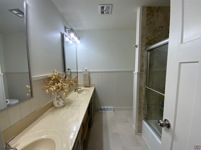 1956 SW Navajo LN, Topeka, KS 66604