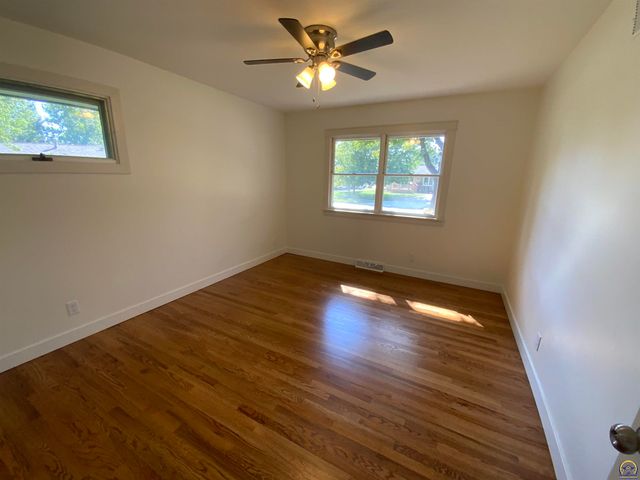 1956 SW Navajo LN, Topeka, KS 66604