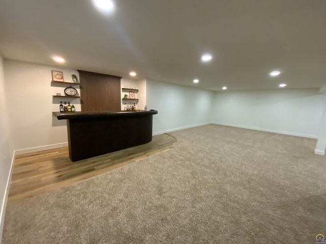 1956 SW Navajo LN, Topeka, KS 66604