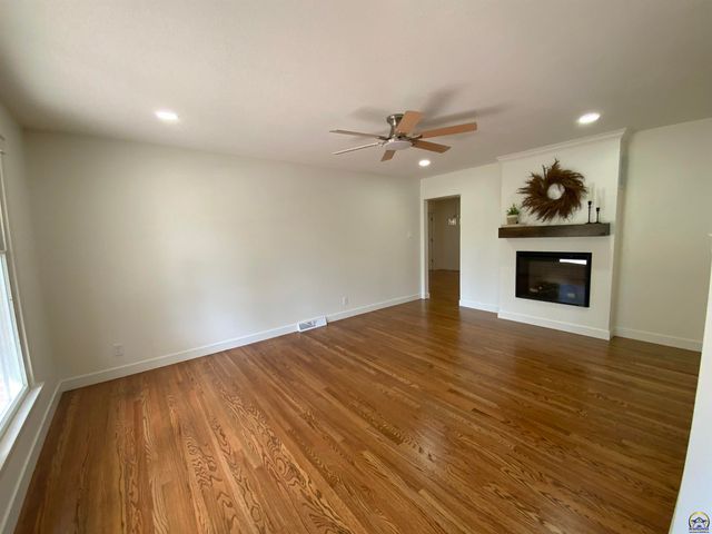 1956 SW Navajo LN, Topeka, KS 66604
