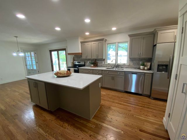 1956 SW Navajo LN, Topeka, KS 66604
