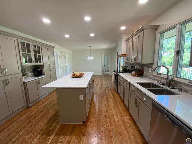 1956 SW Navajo LN, Topeka, KS 66604