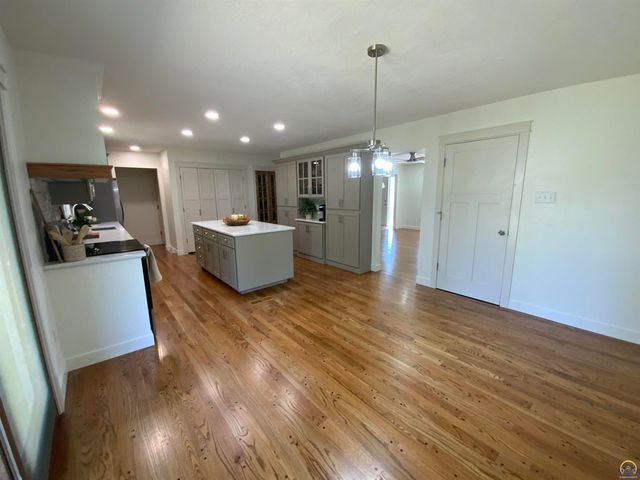 1956 SW Navajo LN, Topeka, KS 66604
