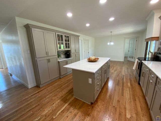 1956 SW Navajo LN, Topeka, KS 66604