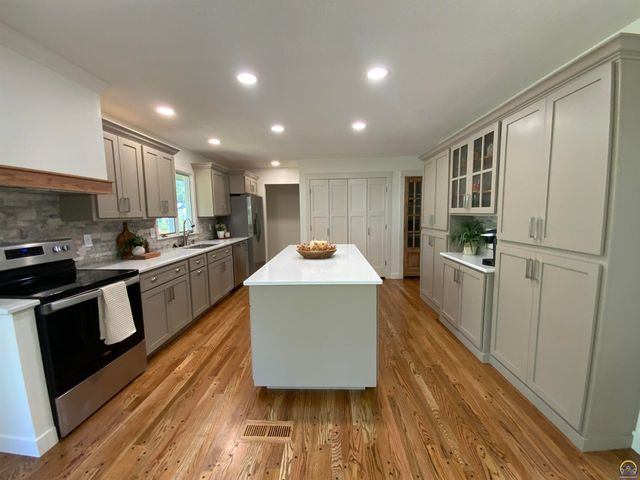 1956 SW Navajo LN, Topeka, KS 66604