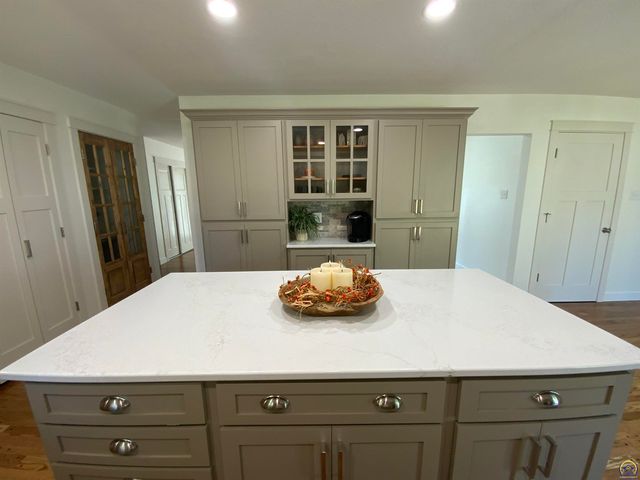 1956 SW Navajo LN, Topeka, KS 66604