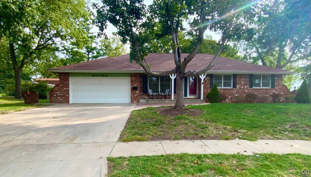 1956 SW Navajo LN, Topeka, KS 66604