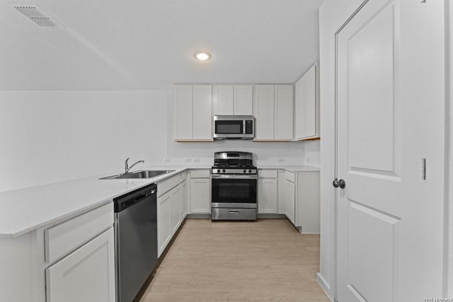 2060 Powell Pl, Converse, TX 78109