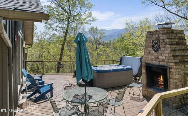 725 Sunshine Tr, Gatlinburg, TN 37738