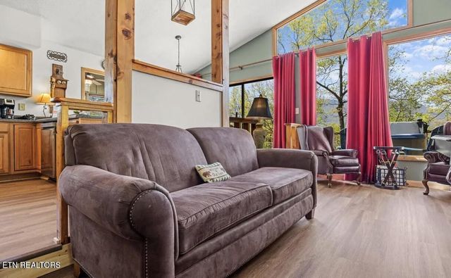 725 Sunshine Tr, Gatlinburg, TN 37738