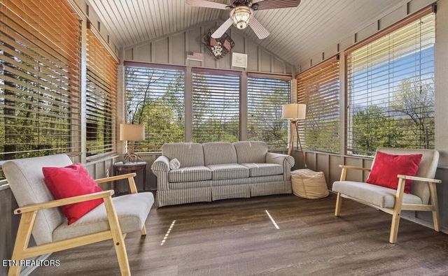725 Sunshine Tr, Gatlinburg, TN 37738
