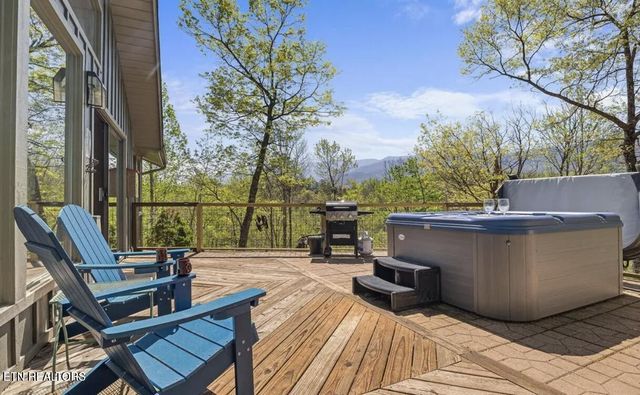 725 Sunshine Tr, Gatlinburg, TN 37738