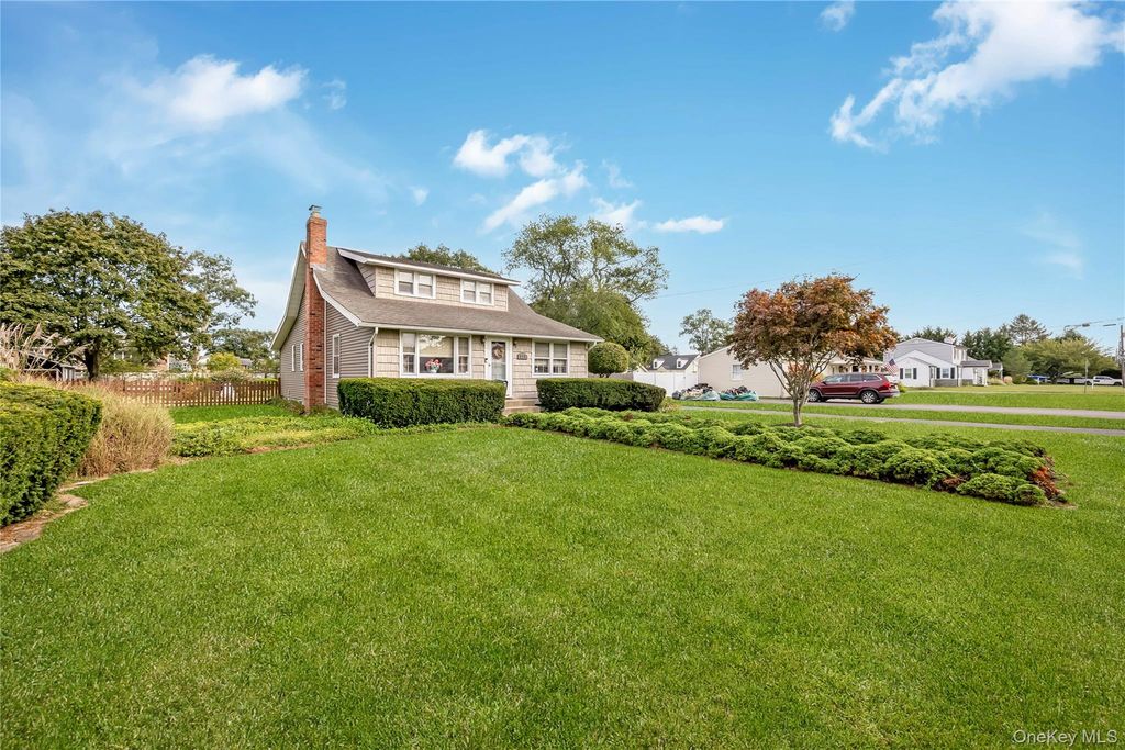 515 Gillette Avenue, Bayport, NY 11705 — photo 2