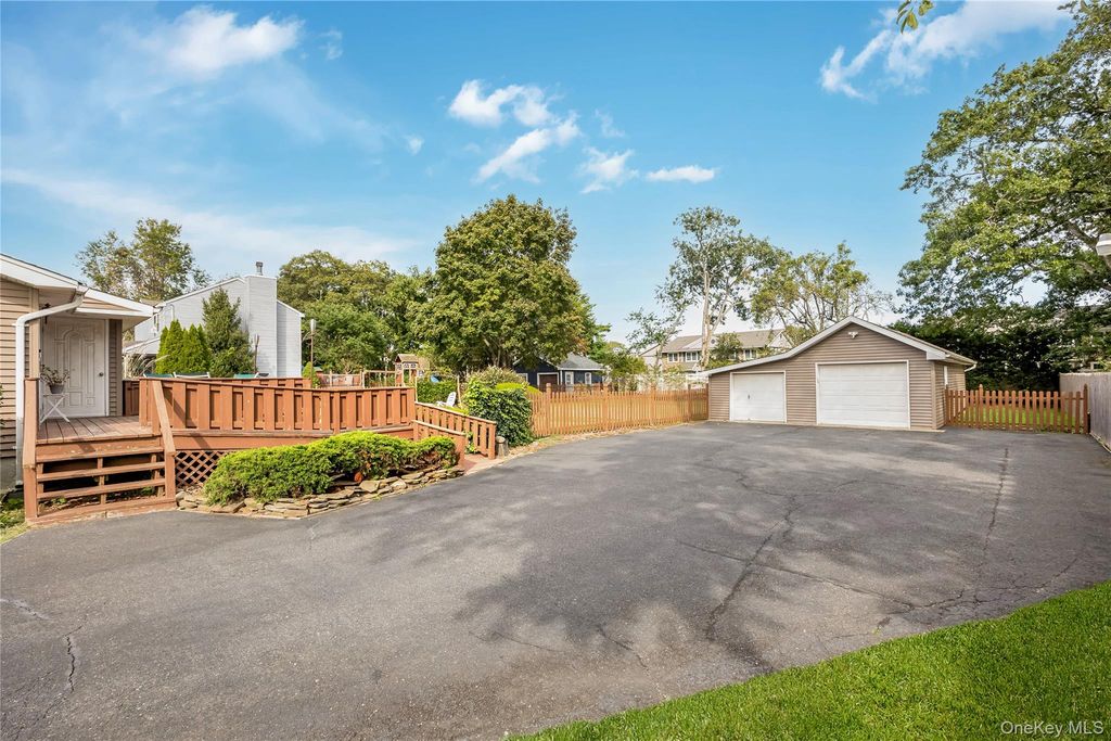 515 Gillette Avenue, Bayport, NY 11705 — photo 4