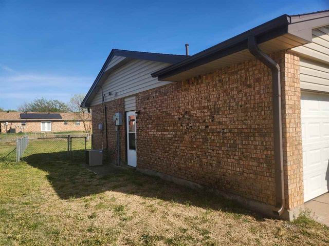 132 SW 69th St, Lawton, OK 73505