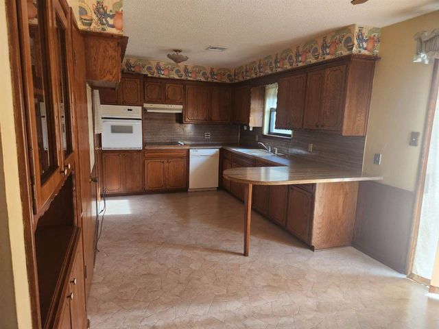 132 SW 69th St, Lawton, OK 73505