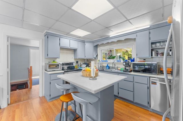 84 Hampson St, Dracut, MA 01826