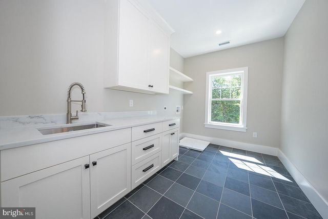 2074 FOX CREEK RD, Berwyn, PA 19312