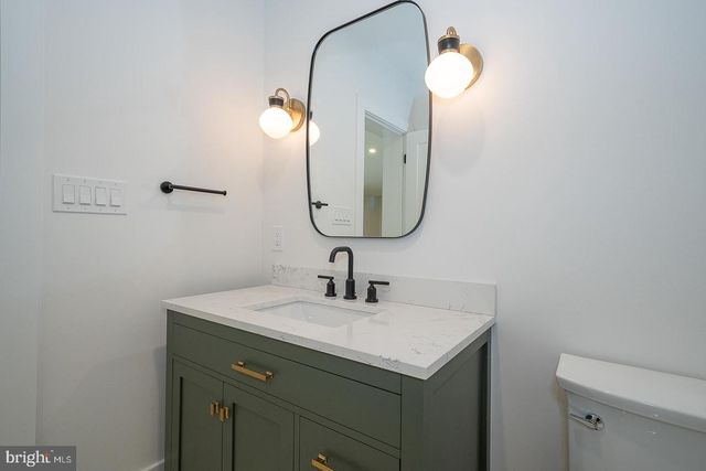 2074 FOX CREEK RD, Berwyn, PA 19312