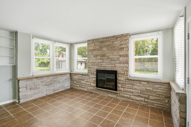 370 Oakwood Drive, Crete, IL 60417