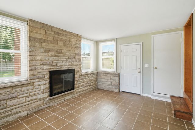 370 Oakwood Drive, Crete, IL 60417