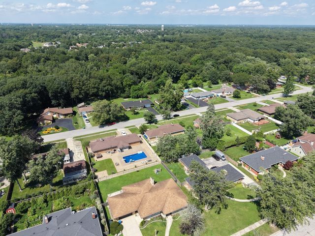 370 Oakwood Drive, Crete, IL 60417