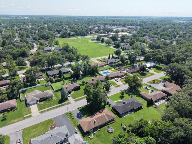 370 Oakwood Drive, Crete, IL 60417