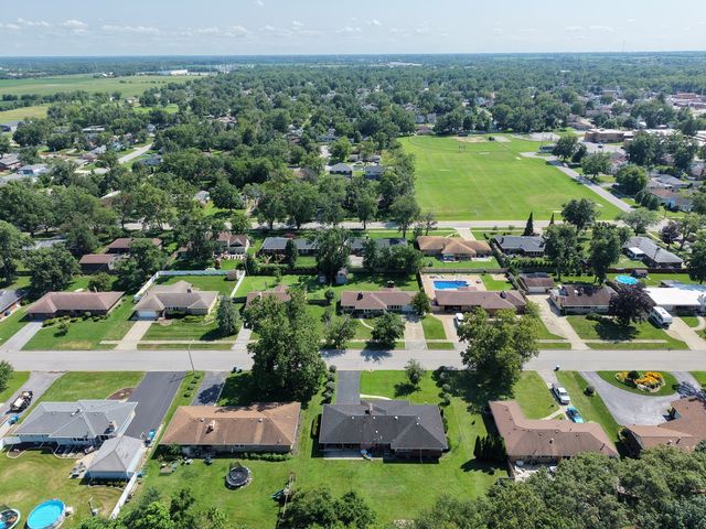 370 Oakwood Drive, Crete, IL 60417