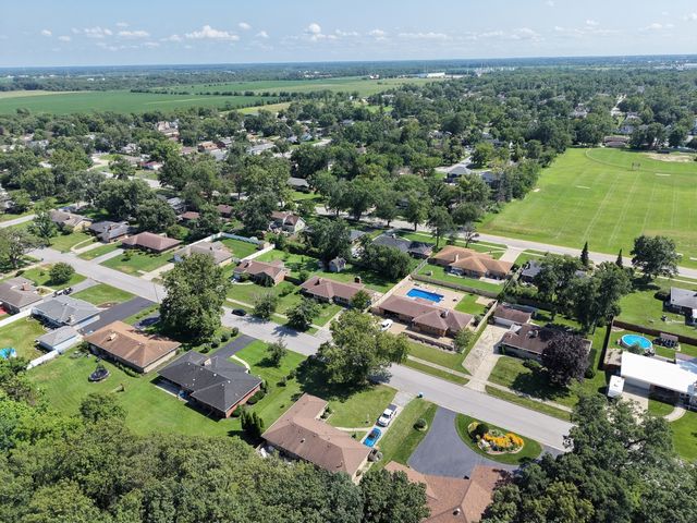370 Oakwood Drive, Crete, IL 60417