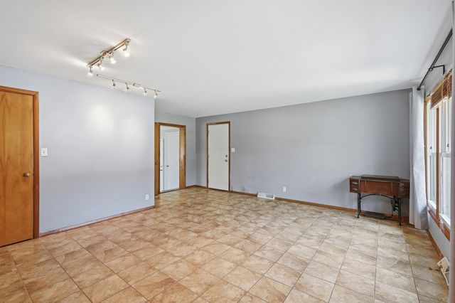 370 Oakwood Drive, Crete, IL 60417