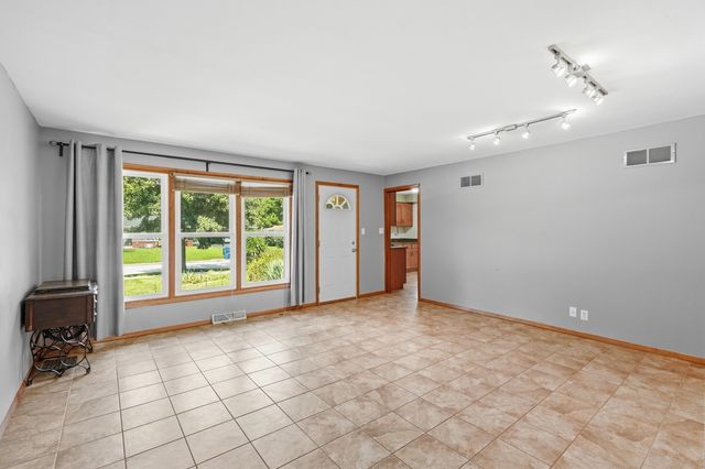 370 Oakwood Drive, Crete, IL 60417