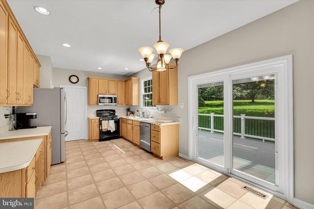 8 SWEET BRIAR RD, Coatesville, PA 19320