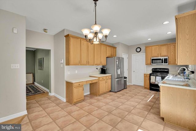 8 SWEET BRIAR RD, Coatesville, PA 19320