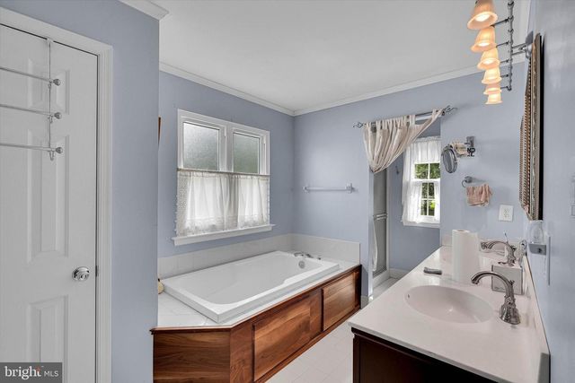 8 SWEET BRIAR RD, Coatesville, PA 19320
