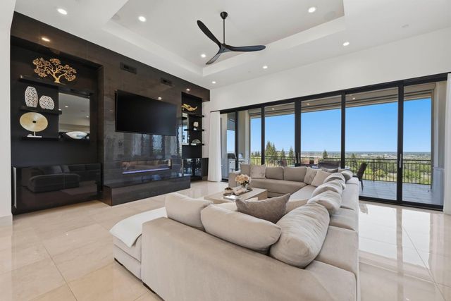 535 Serpa Way, Folsom, CA 95630