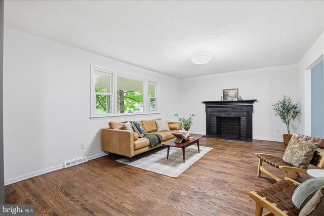 140 WOODLAND DR, Lansdale, PA 19446