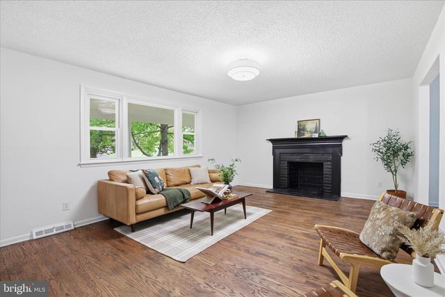 140 WOODLAND DR, Lansdale, PA 19446