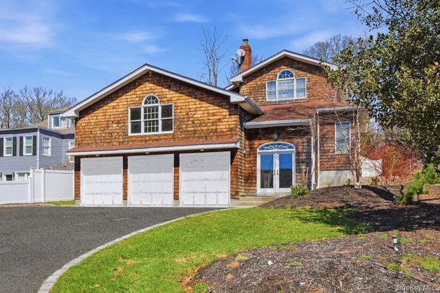 20 Maryland Street, Dix Hills, NY 11746