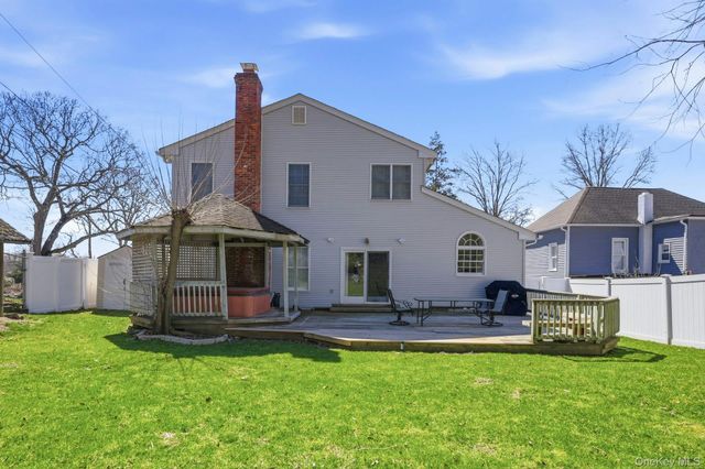 20 Maryland Street, Dix Hills, NY 11746